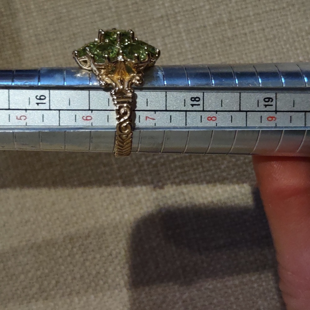 Peridot ring set in 10kt yellow gold - Picture 7 of 12